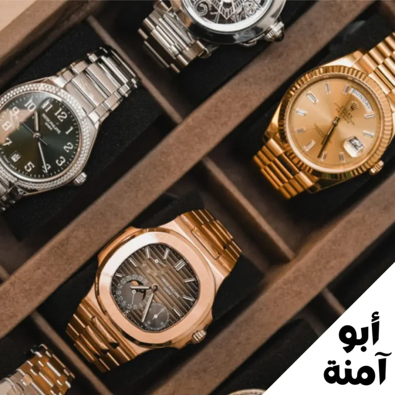 علبة ساعات مليئة بالساعات الفاخرة